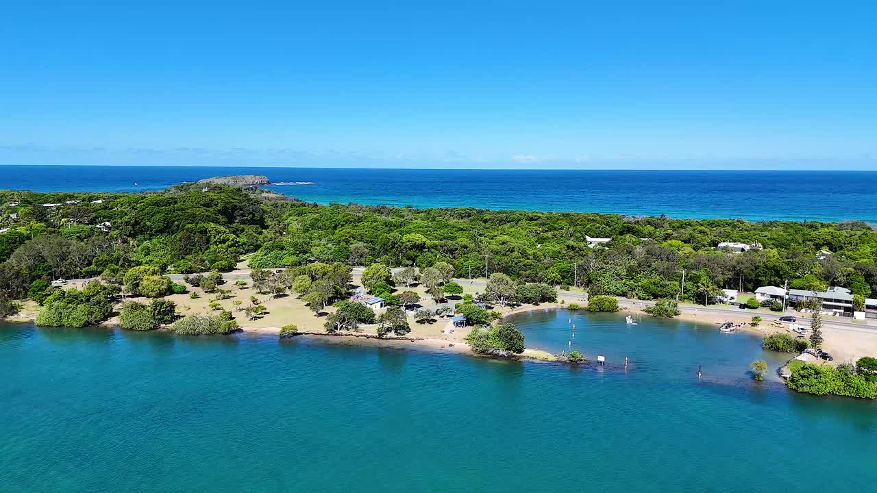 강과 해안선의 풍경적인 공중 풍경