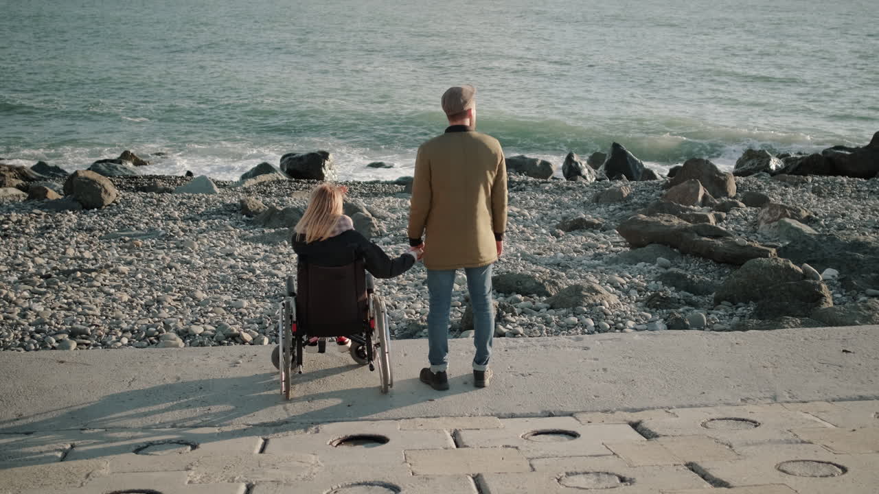 Sahilde, Biri Tekerlekli Sandalyede Olan Çift