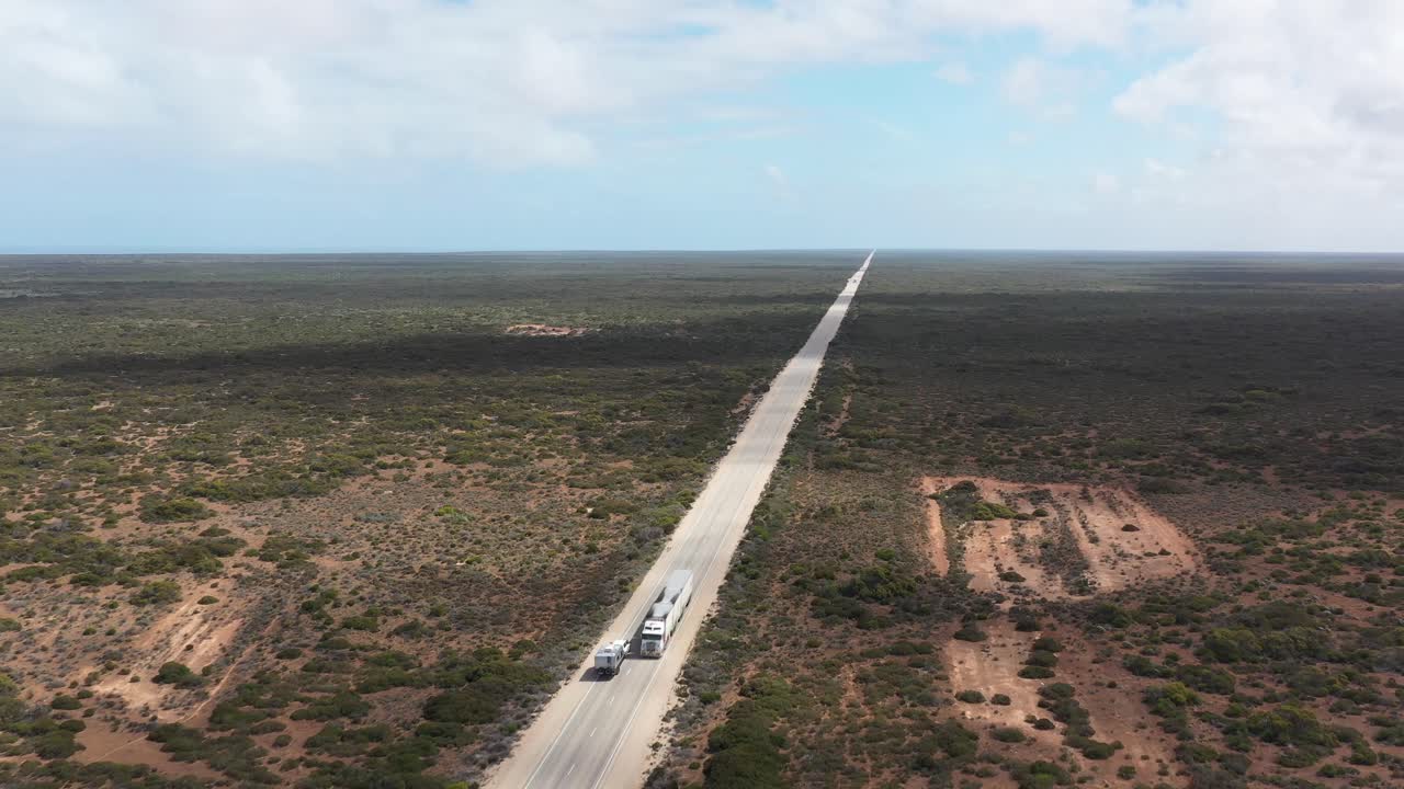 excelente toma aérea de un auto conduciendo hacia la gran bahía australiana en el sur de australia