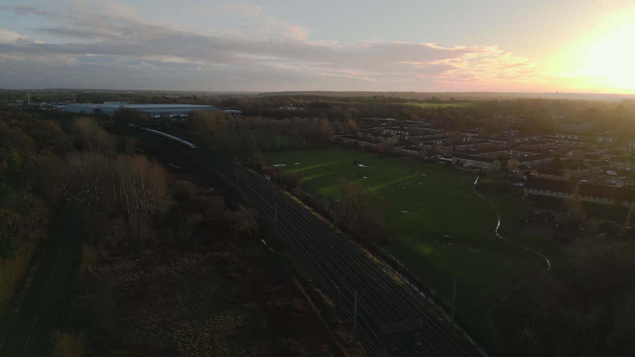 Treno che scompare nel tramonto nel Regno Unito