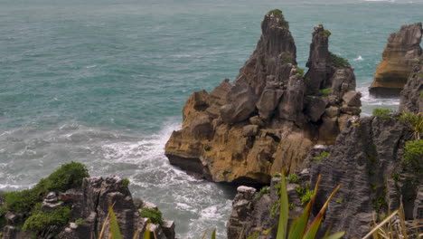 4K-Aufnahmen-Von-Wellen,-Die-Gegen-Einen-Felsvorsprung-Und-Eine-Klippe-Schlagen-–-Punakaiki,-Neuseeland