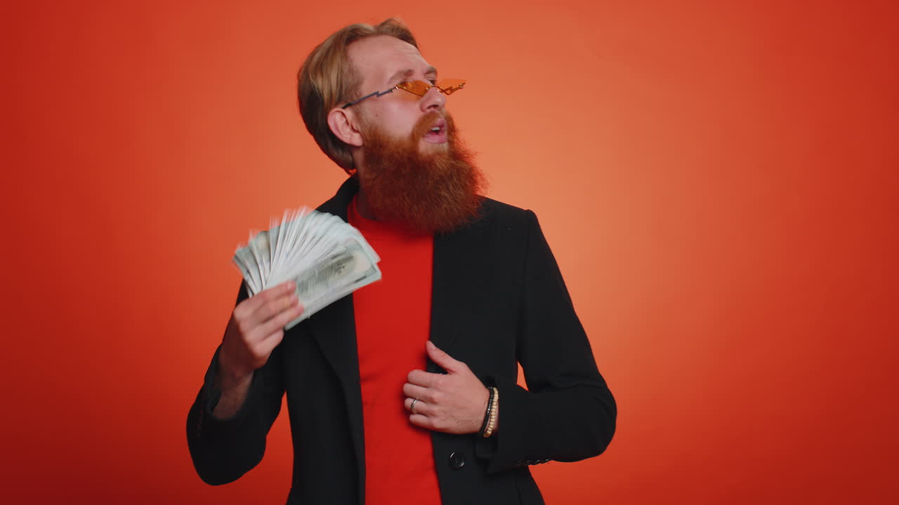 богатый доволен босс человек размахивает деньгами доллар наличными, успех бизнес карьера, победитель лотереи, большой доход