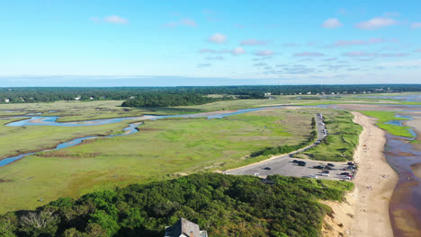 Cape-Cod-Drohnenaufnahmen-Von-Sumpf--Und-Strandhäusern-Bei-Ebbe-Mit-Menschen-Und-Hohem-Grünem-Gras