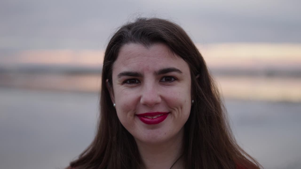 mujer sonriente al atardecer