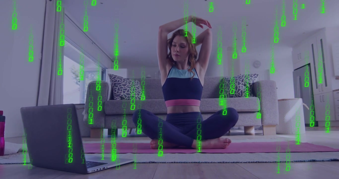 Donna che segue una lezione di fitness dal laptop, si lega i capelli e fa stretching mentre un overlay binario verde cresce.