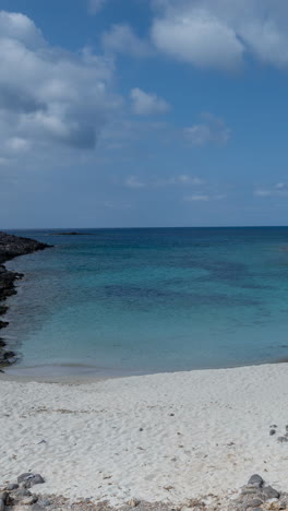 Playa-Faneromeni-En-Antiparos,-Grecia-En-Vertical.