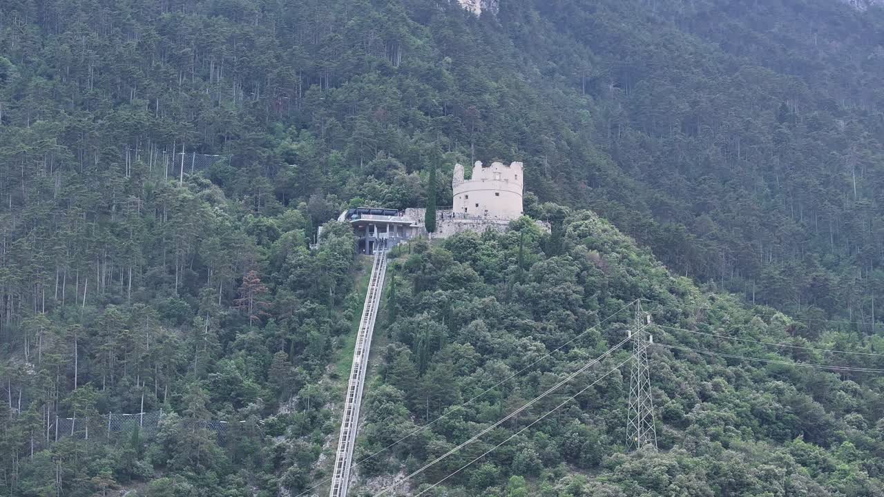 el empujón lento de la estación de la cima de la colina del servicio de teleférico