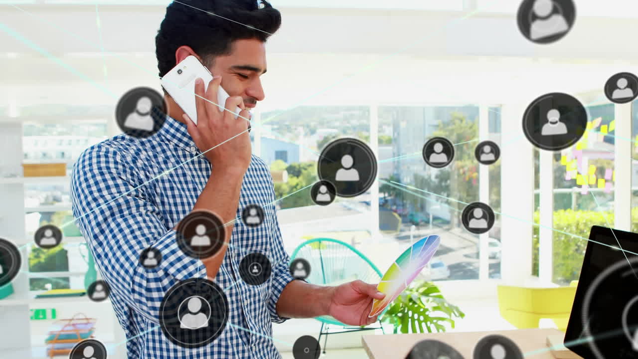 animación de la red de conexiones con iconos sobre el hombre de negocios que usa un teléfono inteligente