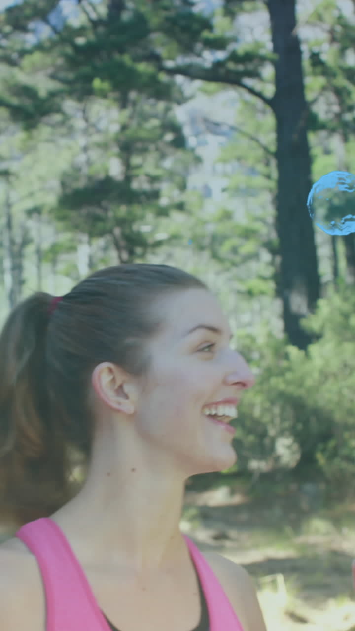 animación de balbuceos sobre una pareja caucásica bebiendo agua