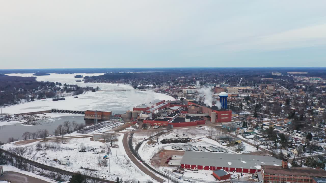 겨울 동안 얼어붙은 위스콘신 강 옆에 공중, 다운타운 스티븐스 포인트