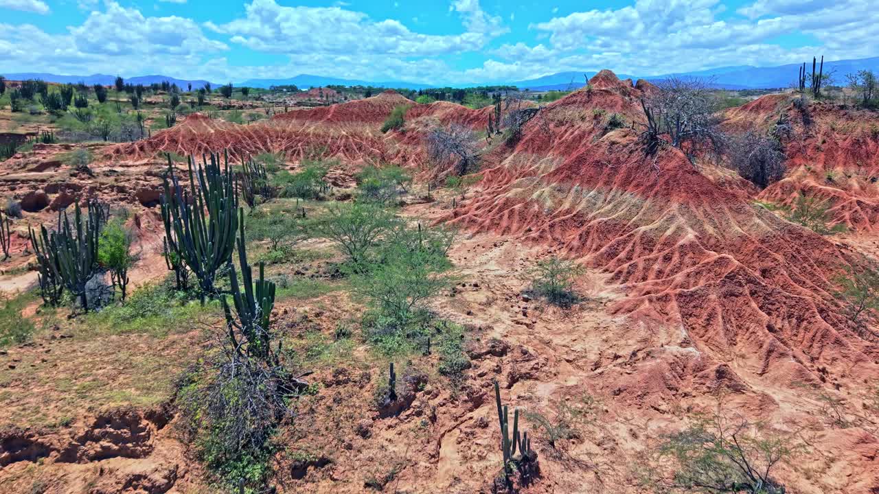 Drone da natureza sobrevoa camadas de sedimentos no icônico destino turístico Deserto Vermelho de Tatacoa, Colômbia. Uma maravilha natural turística intocada pela influência humana