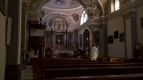 joven caminando en una pintoresca iglesia católica