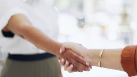 asociación, apretón de manos y mujeres de negocios