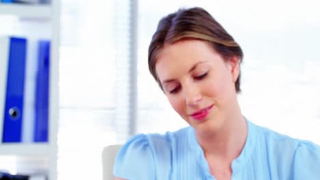 doctora trabajando en su escritorio.