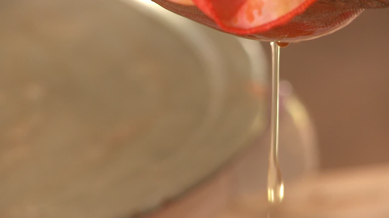 깨끗한 천을 통해 바바수 식물성 기름을 걸러내는 것 - 격리된 클로즈업