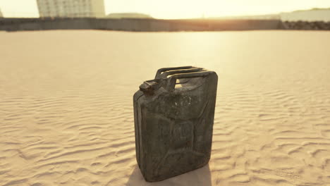 vieja lata de combustible oxidada en la playa