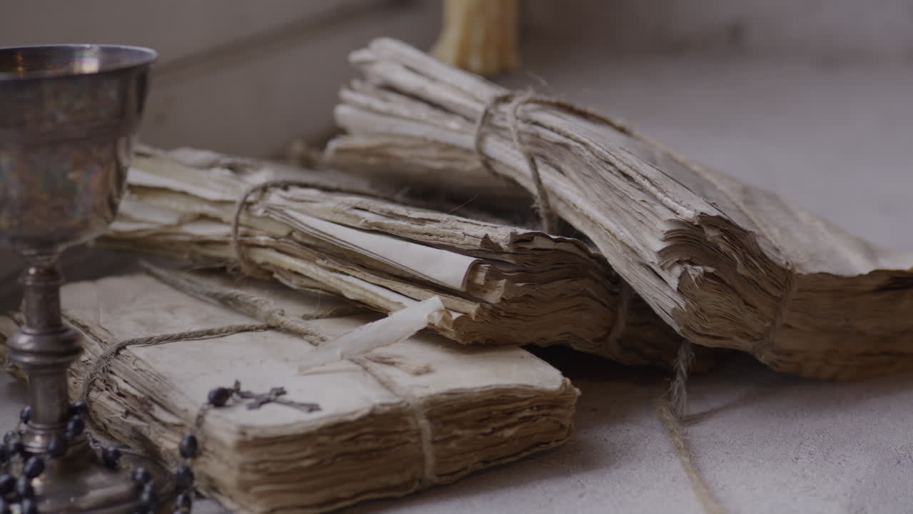 los eruditos antiguos estudian reliquias religiosas y textos en rollos y documentos erosionados - historia y fe