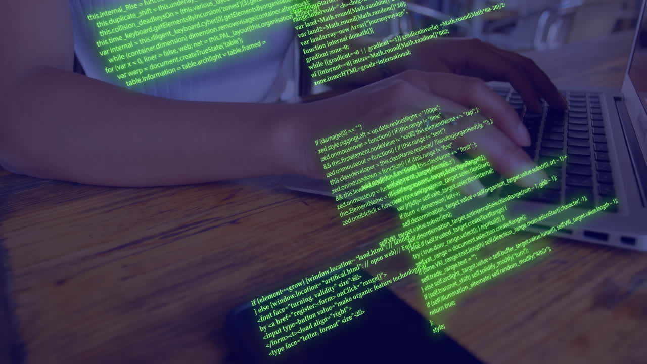 animación del procesamiento de datos sobre una mujer caucásica usando una computadora portátil