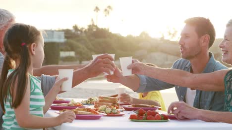 Drei-Lächelnde-Generationen-Familie,-Die-Zusammen-Isst