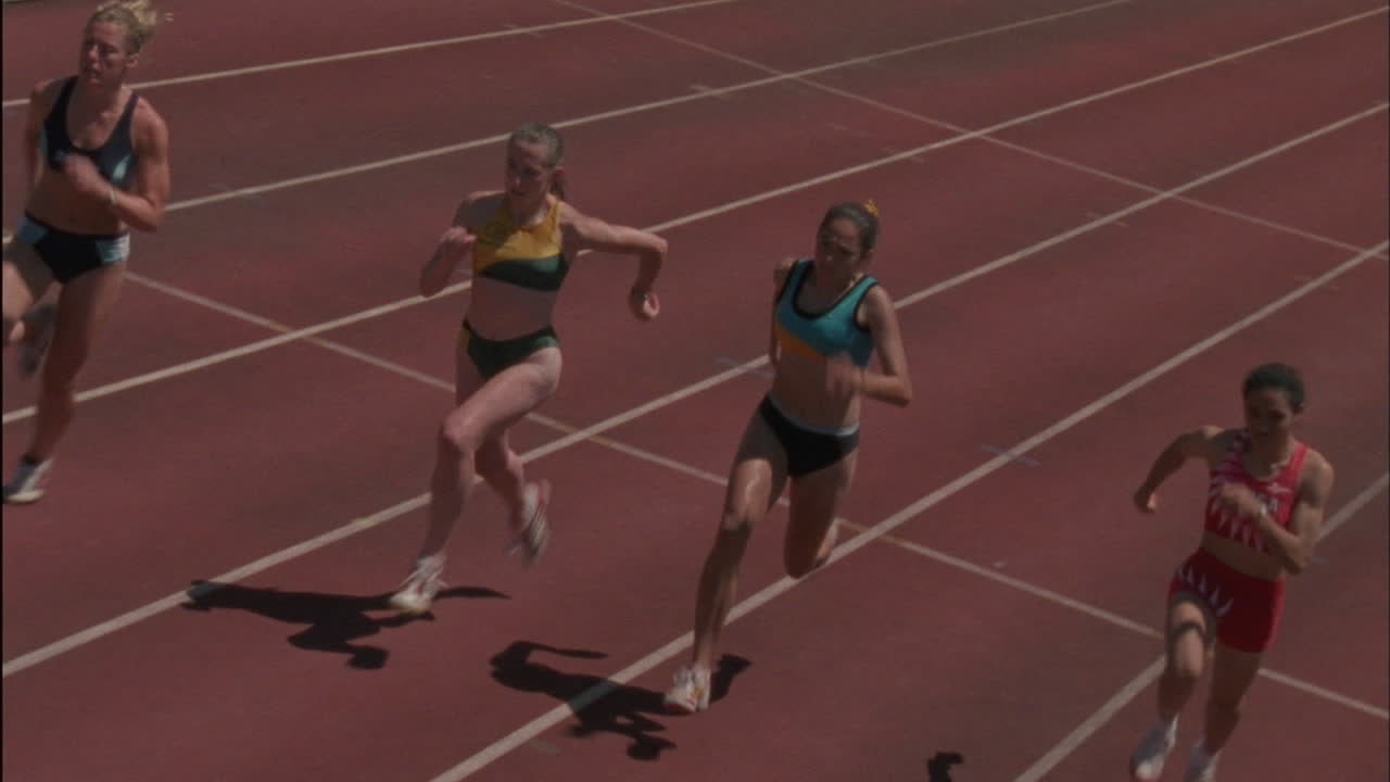 un grupo de mujeres corre una carrera