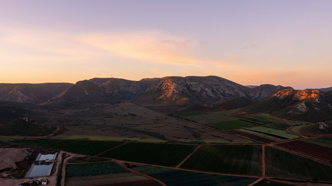 무인 항공기로 스페인의 계곡 위로 일출