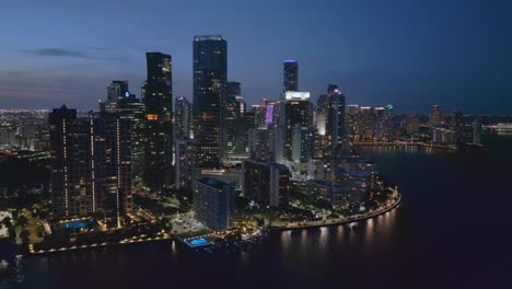 Vista-Aérea-De-Los-Rascacielos-De-Brickell,-El-Horizonte-Del-Distrito-Financiero-De-Miami-Al-Atardecer