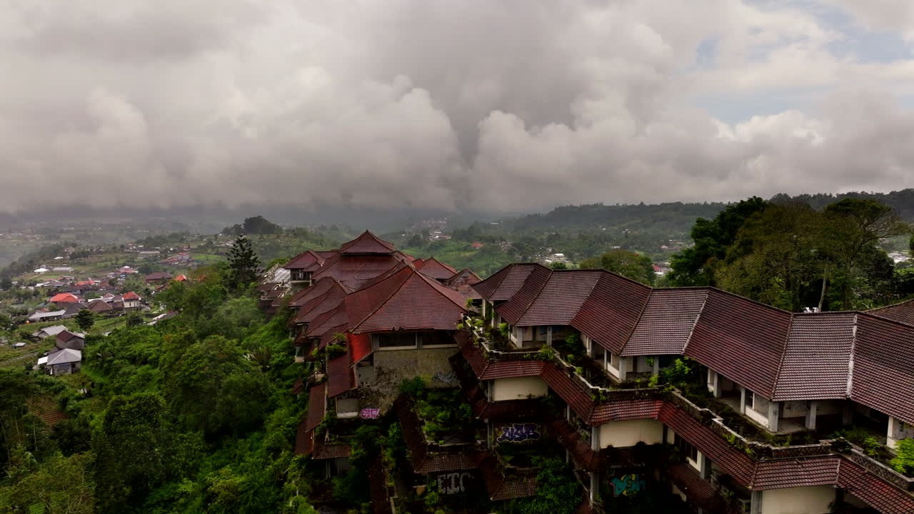 baliok pond indah bedugul es un hotel embrujado abandonado en indonesia