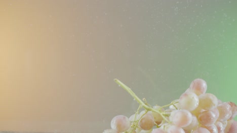 salpicaduras de agua en las uvas rojas