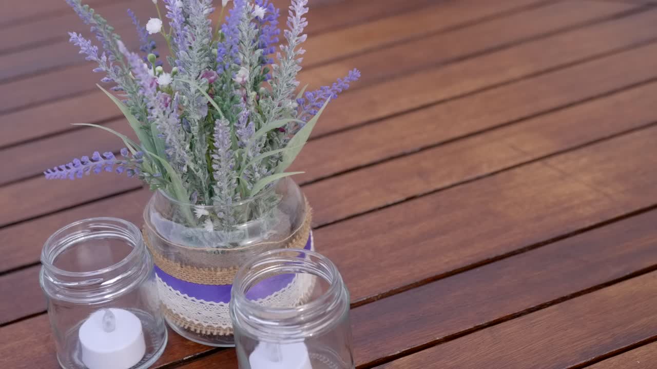 Composizione estetica di lavanda e candele su tavolo