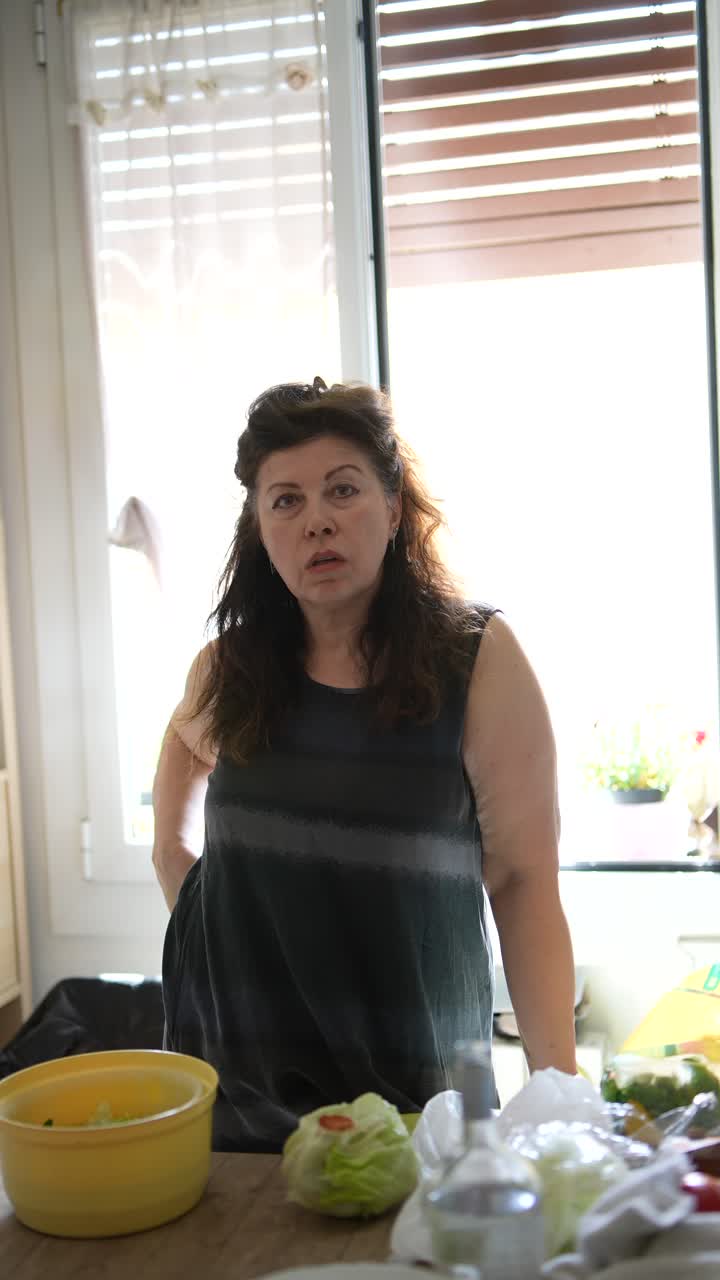 mujer en la cocina preparando ensalada