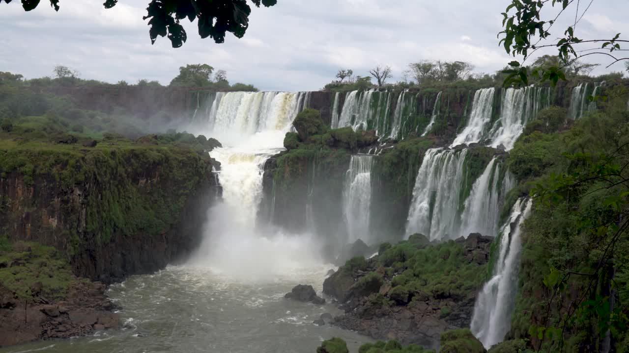 impresionante vista de las cascadas rugientes en iguazu np 1