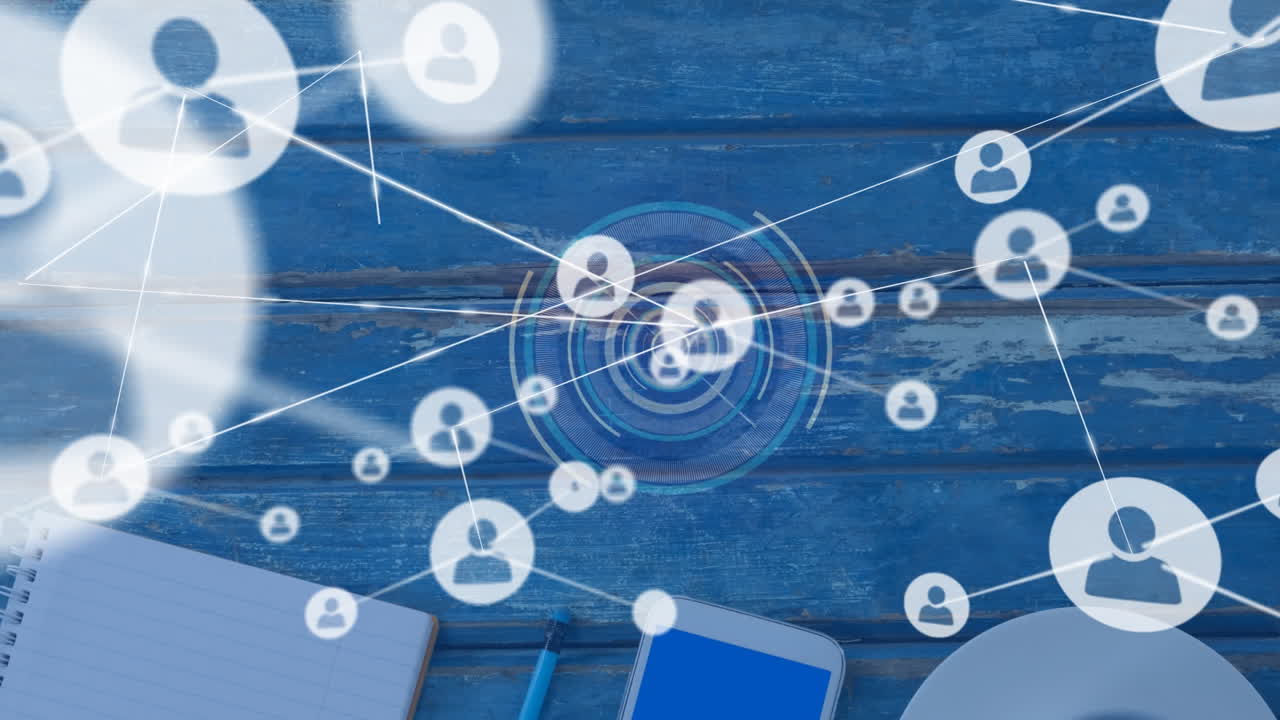 노트북과 스마트폰으로 책상 위에 아이콘으로 연결된 네트워크의 애니메이션