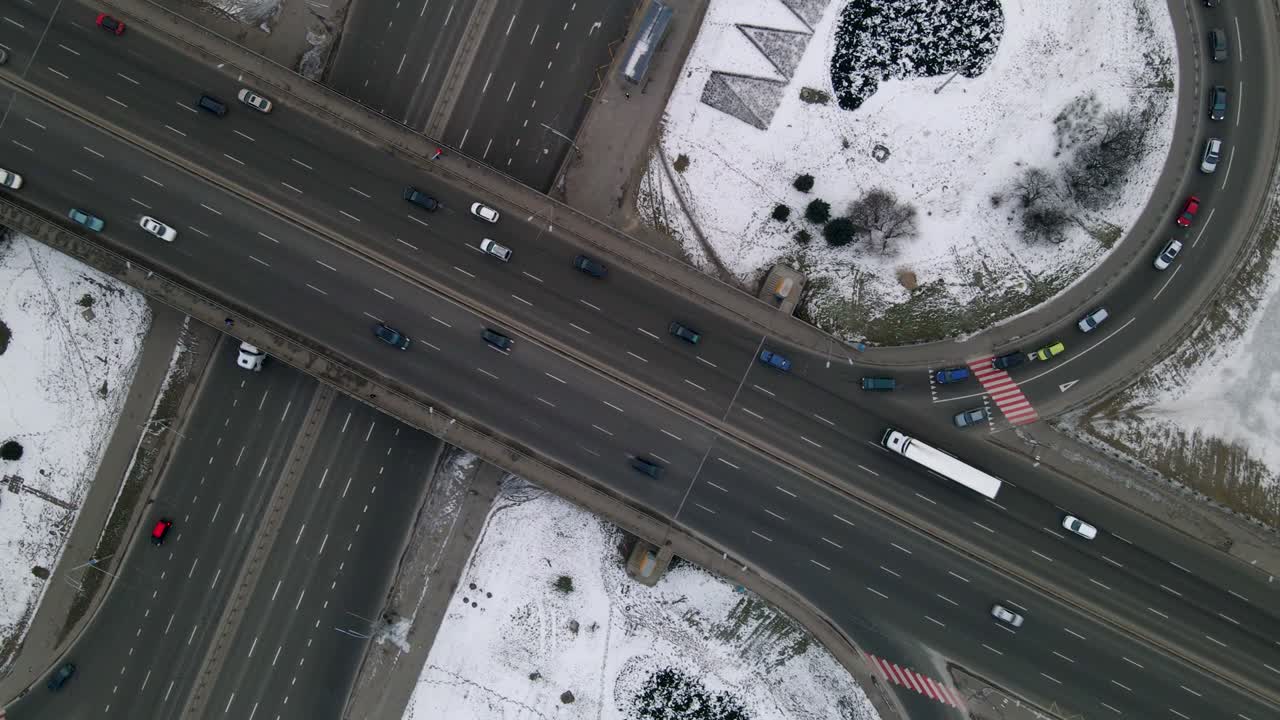 도로 교차로, 대형 자동차 교차로의 공중 드론 뷰. 겨울 저녁에 공중 고속도로 교차로. 컬러 교정 4k 영상