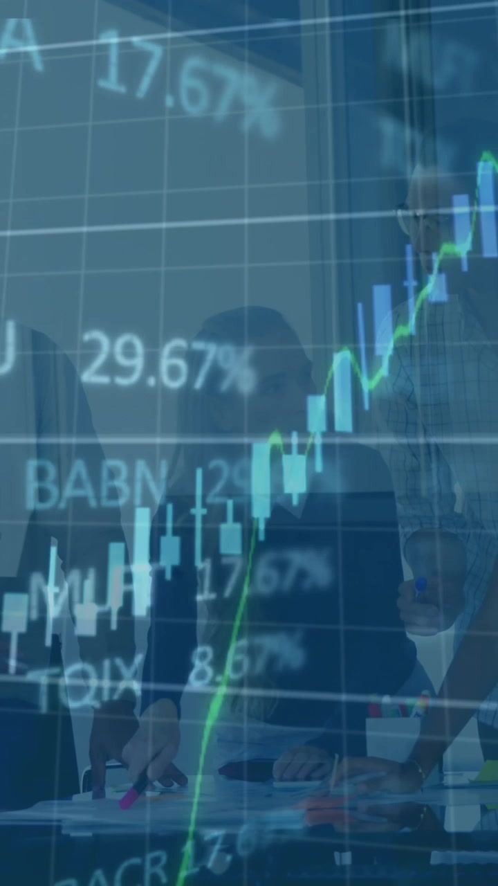 Video mostra colleghi che analizzano ticker e grafici fluttuanti del mercato azionario