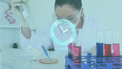 animación de reloj en movimiento sobre científica caucásica