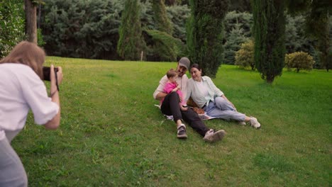 familia feliz haciendo un picnic en el parque