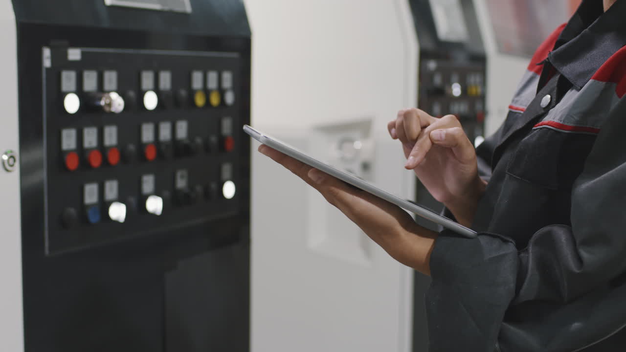 женщина-работник завода с таблеткой