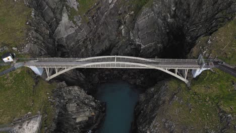 el puente de mizen head es impresionante. imágenes de drones en 4k.