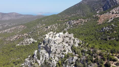Monolithos-Del-Castillo-De-Roca-Medieval,-Ruinas-En-La-Montaña-Con-Pintorescas-Vistas-Al-Mar