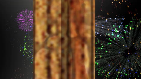 lámpara de navidad y marco de ventana de madera contra fuegos artificiales que explotan sobre un fondo negro