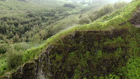 Drone-Volando-Sobre-Los-Excursionistas-En-La-Cresta-De-La-Montaña-Del-Este-De-Oahu-En-Un-Día-Lluvioso-Mientras-La-Niebla-Flota-Sobre-La-Selva-Tropical
