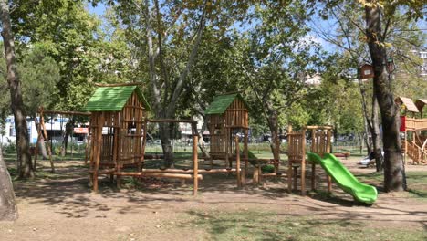 patio de juegos de madera en un parque