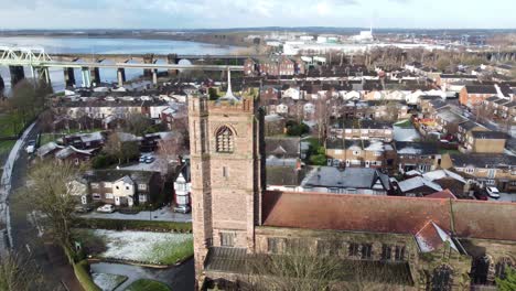 Luftbild-Industrielle-Kleinstadt-Frostig-Kirchendächer-Nachbarschaft-Nordwestengland-Langsame-Umlaufbahn-Rechts-Zur-Jubiläumsbrücke