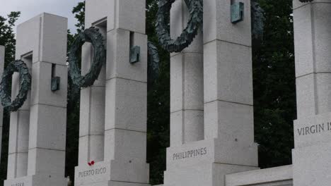 Säulen-Mit-Staatsnamen-Am-Weltkriegsdenkmal-In-Der-National-Mall-In-Washington-D