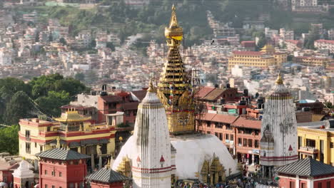 deep parallax telephoto de swayambhu stupa kathmandu nepal, sitio del patrimonio mundial de la unesco, vista de la ciudad, ciudad urbana, vegetación, cultura antigua, religión, tradición, fe, naturaleza hermosa 4k