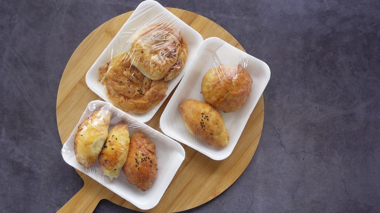 나무판 위 에 있는 여러 가지 김품