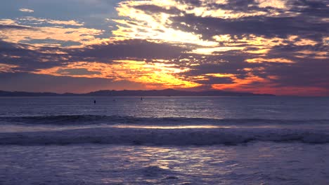 Una-Hermosa-Atardecer-De-Color-Rojo-Anaranjado-En-La-Costa-A-Lo-Largo-De-La-Costa-Central-De-California-Con-Las-Islas-Del-Canal-En-La-Distancia