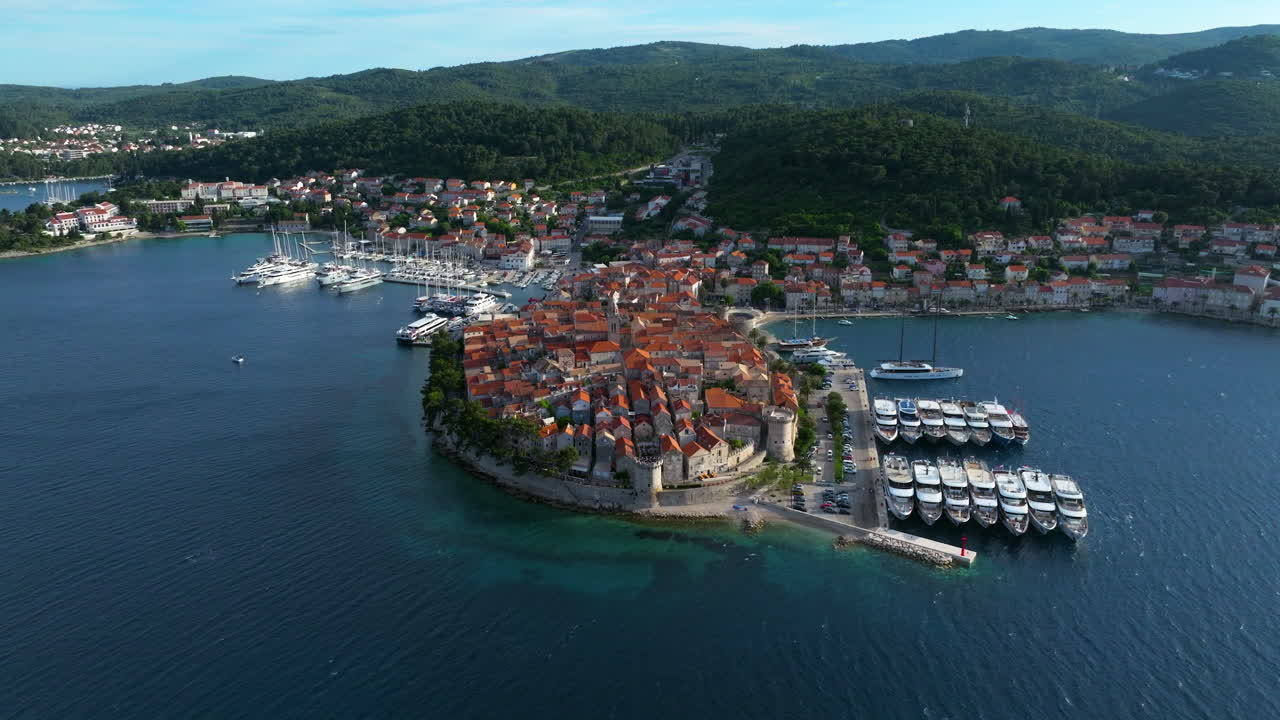 Korčula, en medeltida stad och hamn vid den dalmatiska kusten, Kroatien. Flygfoto med drönare