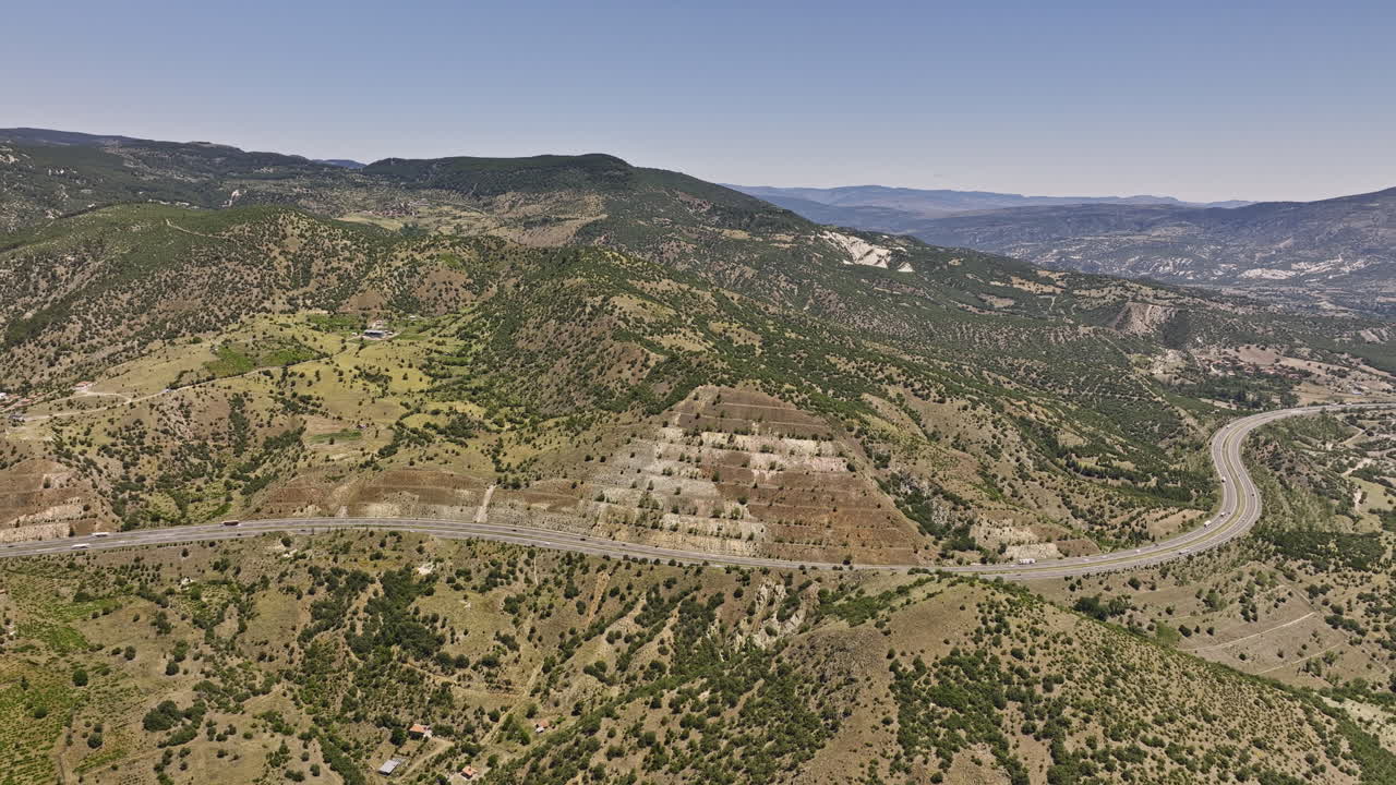 vista panorámica cinematográfica v2 aérea de la provincia de ankara turquía que captura la emocionante curvatura de la ruta de la autopista en la ladera en el área remota de kuşcuören y yakakaya - filmada con mavic 3 cine - julio de 2022