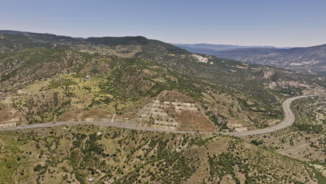 Vista-Panorámica-Cinematográfica-V2-Aérea-De-La-Provincia-De-Ankara-Turquía-Que-Captura-La-Curvatura-Emocionante-De-La-Ruta-De-La-Autopista-En-La-Ladera-En-El-área-Remota-De-Kuşcuören-Y-Yakakaya---Filmada-Con-Cine-Mavic-3---Julio-De-2022